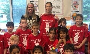 First Lady Tammy Murphy posing with a elementary class